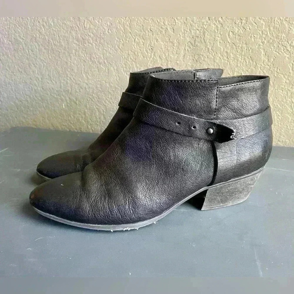 Clarks Black Size 9.5 Heel Leather Boots Pointed Toe with Zipper Women - Picture 3 of 8